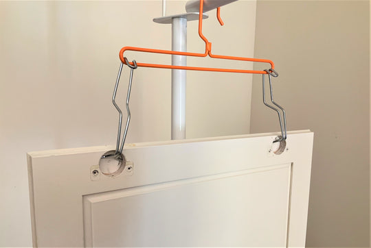 PRODRYINGRACK SD (PSDR) SERIES EFC HINGE HOOKS IN USE ON STANDARD HANGER WITH WHITE CABINET DOOR